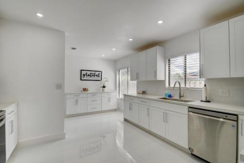 Modern Villa Pool Family Retreat 4 miles to beach! in Lake Worth, USA
