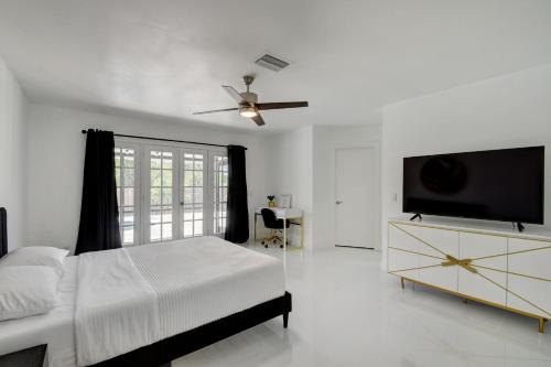 Modern Villa Pool Family Retreat 4 miles to beach! in Lake Worth, USA