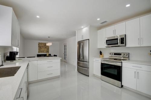 Modern Villa Pool Family Retreat 4 miles to beach! in Lake Worth, USA