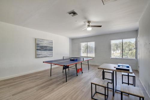 Modern Villa Pool Family Retreat 4 miles to beach! in Lake Worth, USA