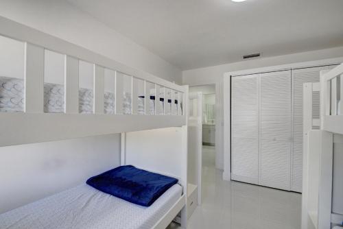 Modern Villa Pool Family Retreat 4 miles to beach! in Lake Worth, USA