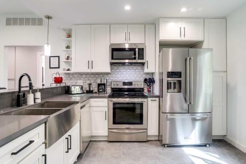 Cathedral City Condo on Golf Course with Pool Access in Cathedral City, USA