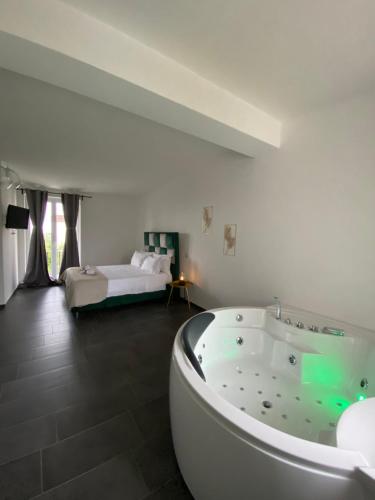 Habitat Luxury Suites in Беллона