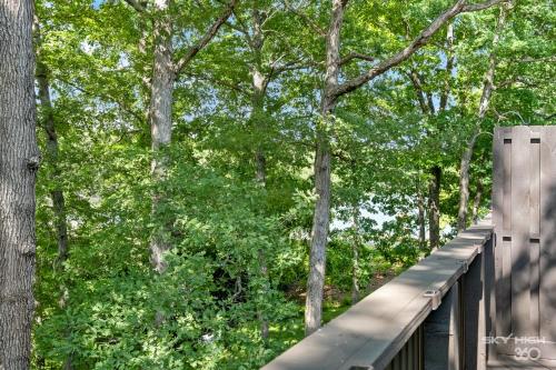 Alyce Retreat - Nature, Trails and Lake Escape in Bella Vista, USA