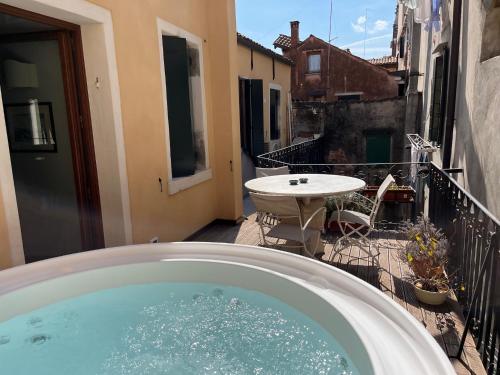 Casa Virginia direct at the canal Cannaregio with own roof terrace