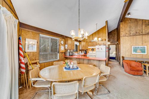 Dwight Road Getaway in Quechee, USA
