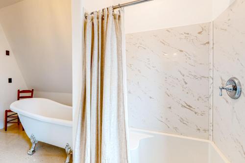 Old Mansard in 西丹尼斯 (MA)