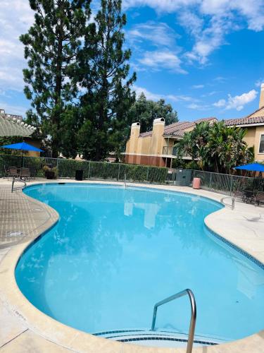 Stylish 2 bedroom near Ontario Airport in Fontana, USA