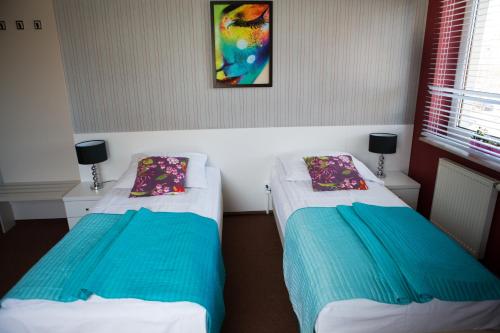 2 twin beds
