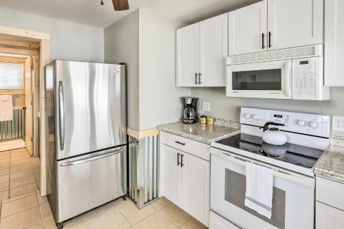 Lakefront Vacation Rental with Fire Pit and Dock! in Arlington