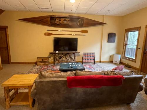 Cozy Creekfront Family Cabin-Pet Friendly -GameRm-Hot Tub