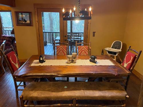 Cozy Creekfront Family Cabin-Pet Friendly -GameRm-Hot Tub