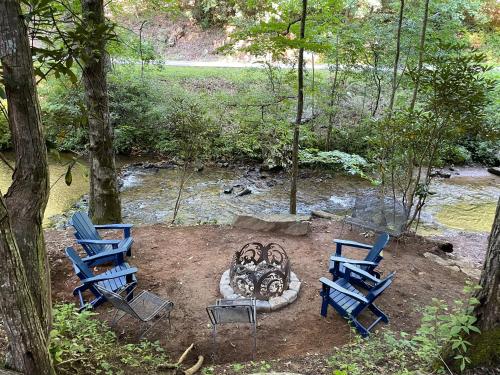 Cozy Creekfront Family Cabin-Pet Friendly -GameRm-Hot Tub