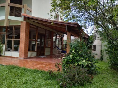 Casa à 250m praia Martim de Sá, 2 varandas, rede, jardim e wi-fi