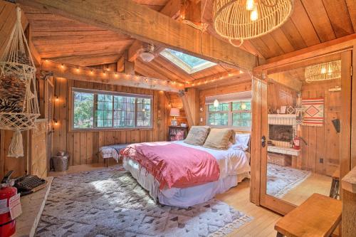 Cabin Vacation Rental 4 Mi to Lake Arrowhead in Twin Peaks, USA