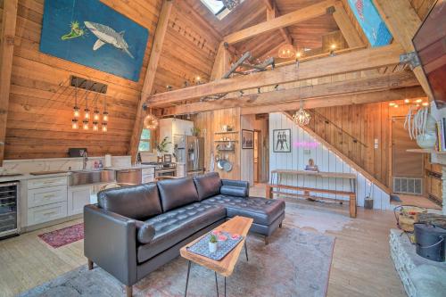 Cabin Vacation Rental 4 Mi to Lake Arrowhead in Twin Peaks, USA