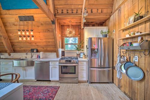Cabin Vacation Rental 4 Mi to Lake Arrowhead in Twin Peaks, USA
