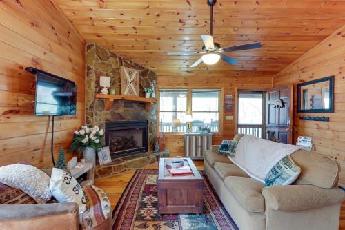 Blue Ridge Cozy Cabin in the Woods with Hot Tub! in Blue Ridge, USA