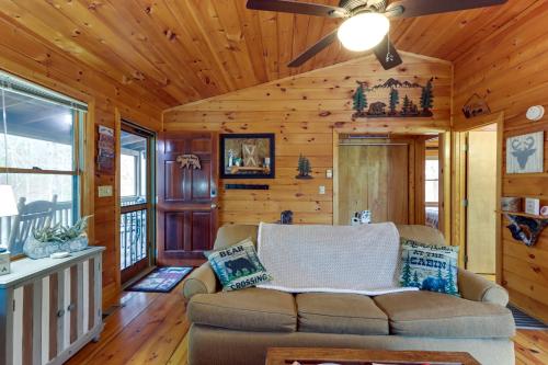 Blue Ridge Cozy Cabin in the Woods with Hot Tub!