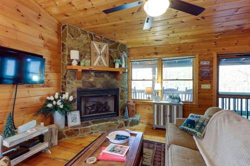 Blue Ridge Cozy Cabin in the Woods with Hot Tub! in Blue Ridge, USA