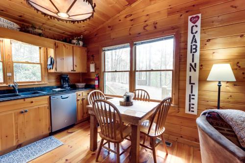 Blue Ridge Cozy Cabin in the Woods with Hot Tub!