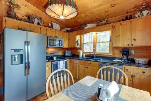 Blue Ridge Cozy Cabin in the Woods with Hot Tub!