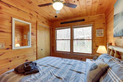Blue Ridge Cozy Cabin in the Woods with Hot Tub!
