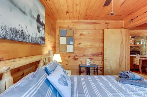 Blue Ridge Cozy Cabin in the Woods with Hot Tub!