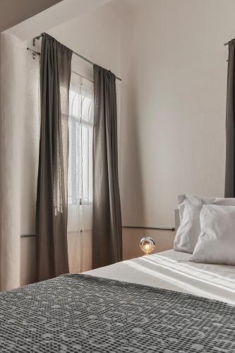 Deluxe King Suite image 10