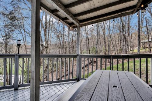 Bear Creek Cabin Hot Tub WIFI Cozy Cabin Retreat in the Smokies Comfort & Fun for All - main image