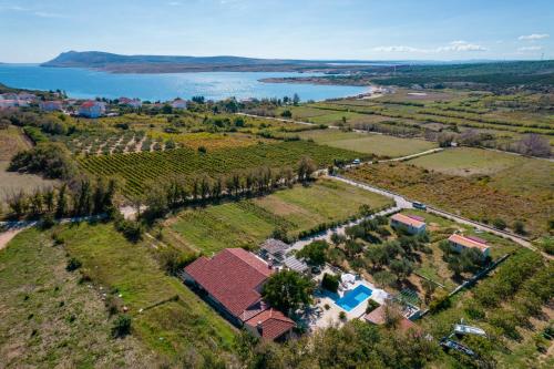 Family friendly house with a swimming pool Caska, Pag - 20734