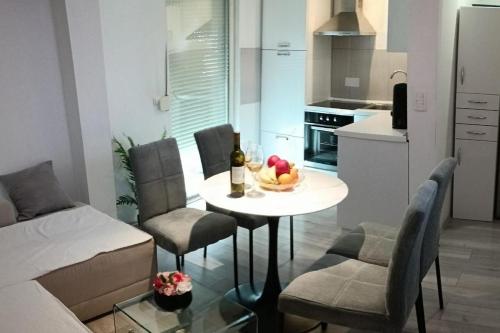 Apartments with parking space Kastel Stafilic Kastela - 21012 - image 2