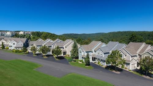 Seven Springs Woodridge 3 Bedroom Premium Condo Private deck with wooded view - image 5