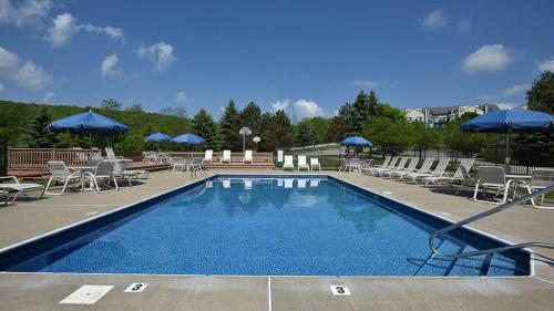 Seven Springs Woodridge 3 Bedroom Premium Condo Private deck with wooded view - image 3
