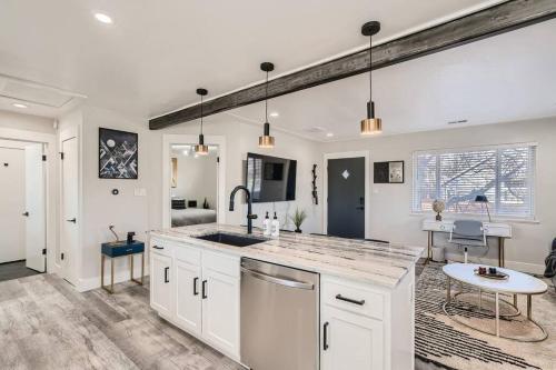 NEW Luxurious Modern Space just West of Denver in Wheat Ridge, USA