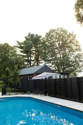 Ode to the 70s creative private home with pool in Honey Brook, USA