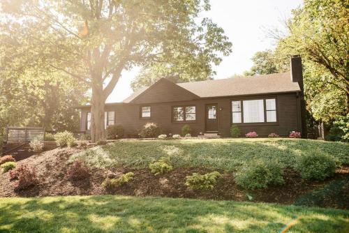 Ode to the 70s creative private home with pool in Honey Brook, USA