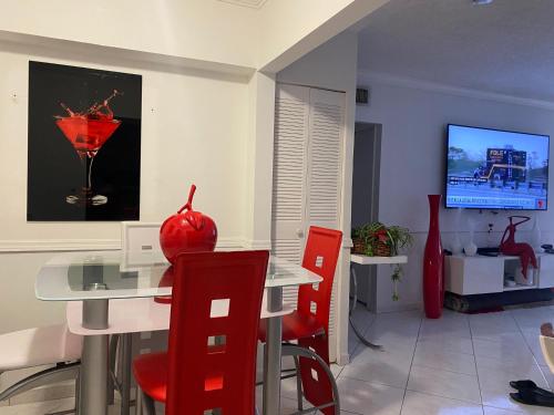 Beautiful House 7 min from Miami Airport w FREE parking