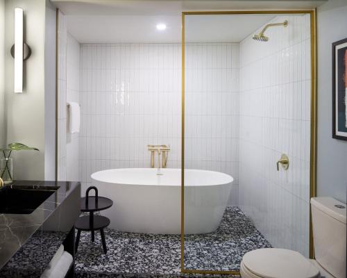 Premium King Room with Tub and Walk-In Shower image 2