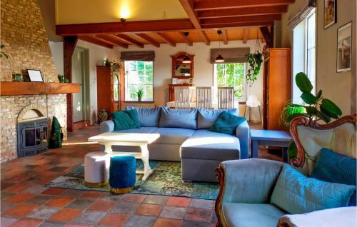  Stunning Home In Kerkwerve With Wifi And 2 Bedrooms in Kerkwerve