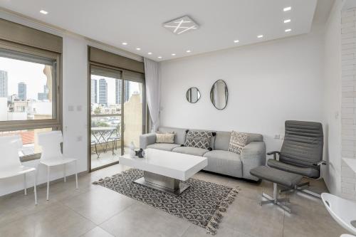 Modern black & white by SeaU TLV, Tel Aviv