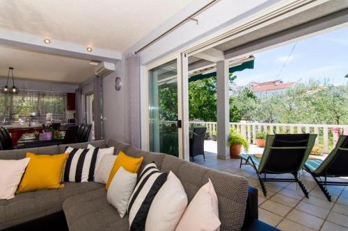 Apartment in Okrug Gornji with terrace, air conditioning, WiFi, washing machine 5157-1, Trogir (fotografie 3)