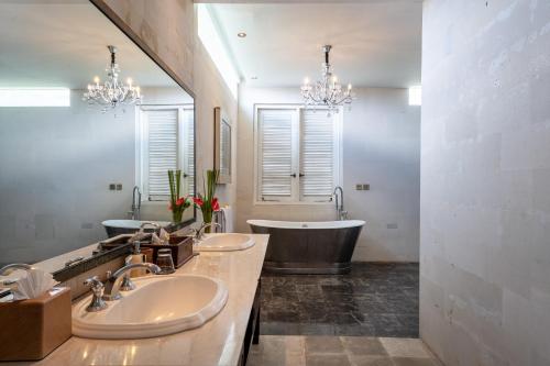 Four-Bedroom Villa with Private Pool image 10