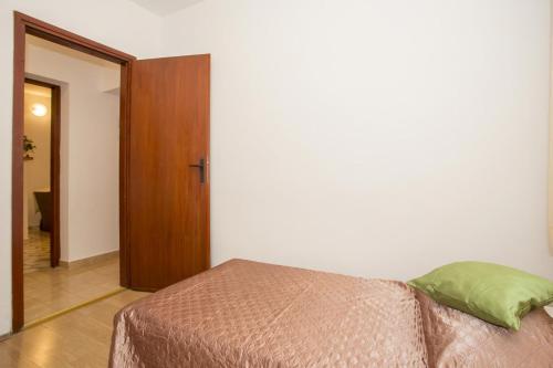 Apartments with parking space Pula - 20809 - image 2