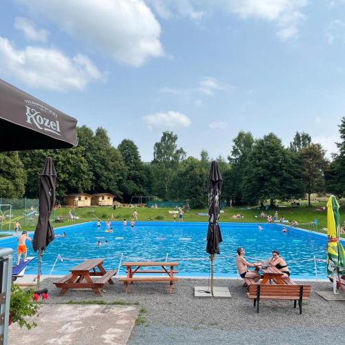 Srub na svahu sjezdovky v Radvanicích (Srub na svahu sjezdovky v Radvanicich) in ชวาเลซ