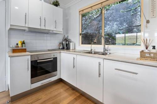 Cocina, Cosy Cottage Above the Hawkesbury w/ Jetty in Kariong