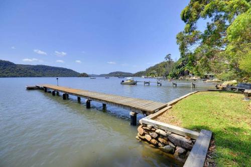 Vistas, Cosy Cottage Above the Hawkesbury w/ Jetty in Kariong