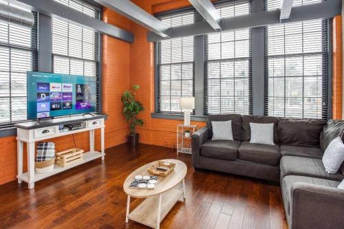 Centric Modern Loft w/ King Beds in Rochester, USA