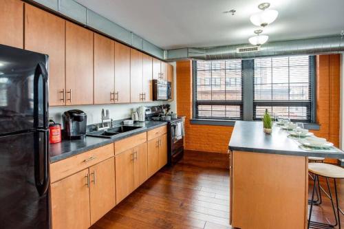 Centric Modern Loft w/ King Beds in Rochester, USA