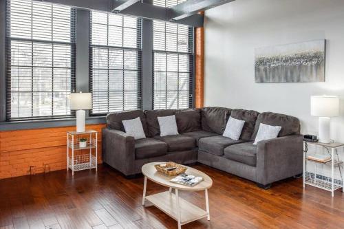 Centric Modern Loft w/ King Beds in Rochester, USA